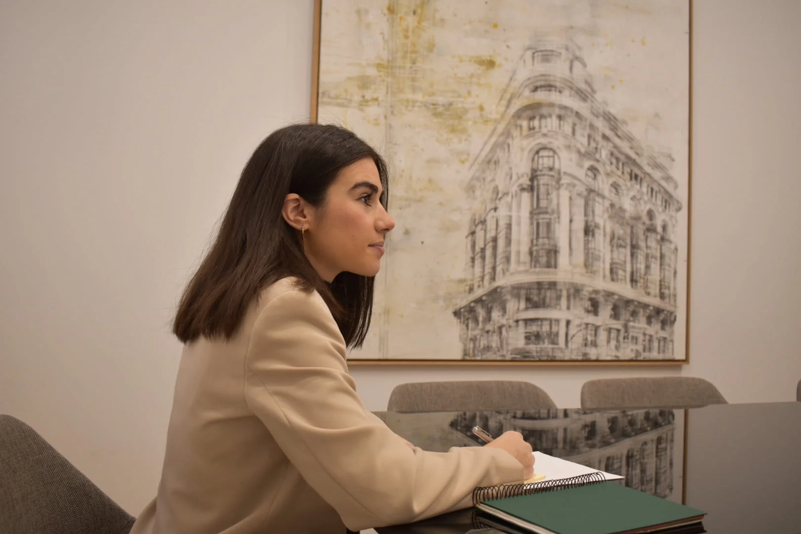 Abogada en Oviedo tomando notas durante asesoramiento jurídico en Escipion Abogados