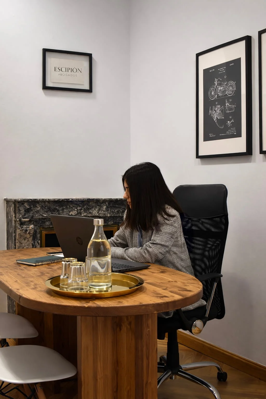 Abogada trabajando en el despacho de abogados Escipion en Oviedo Asturias