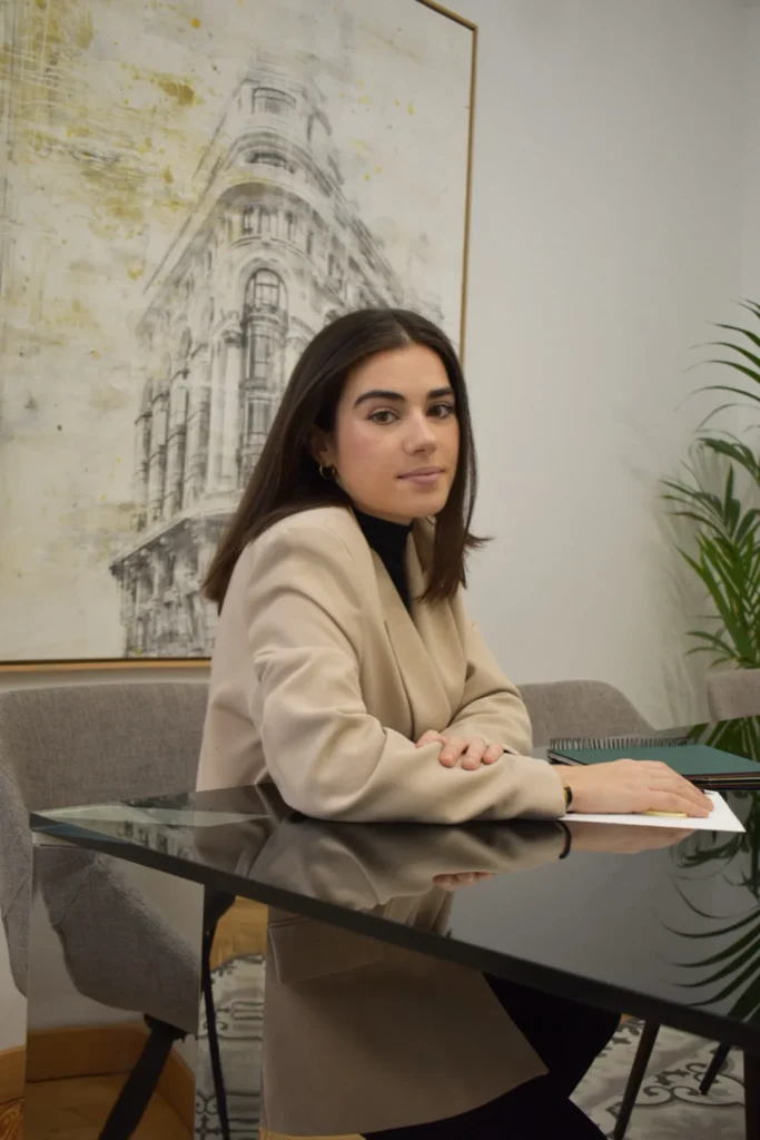 Abogada del despacho Escipion Abogados en Oviedo durante una reunión con clientes