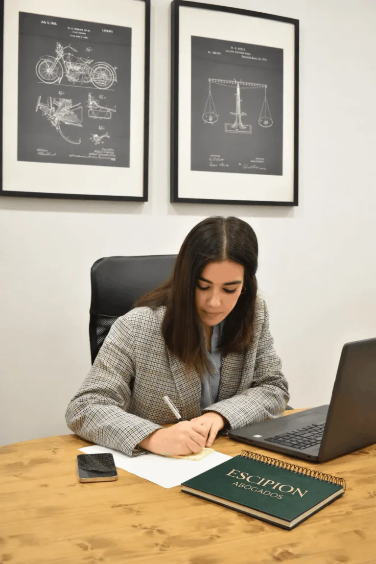 Abogada de herencias en Oviedo trabajando en el despacho Escipion Abogados
