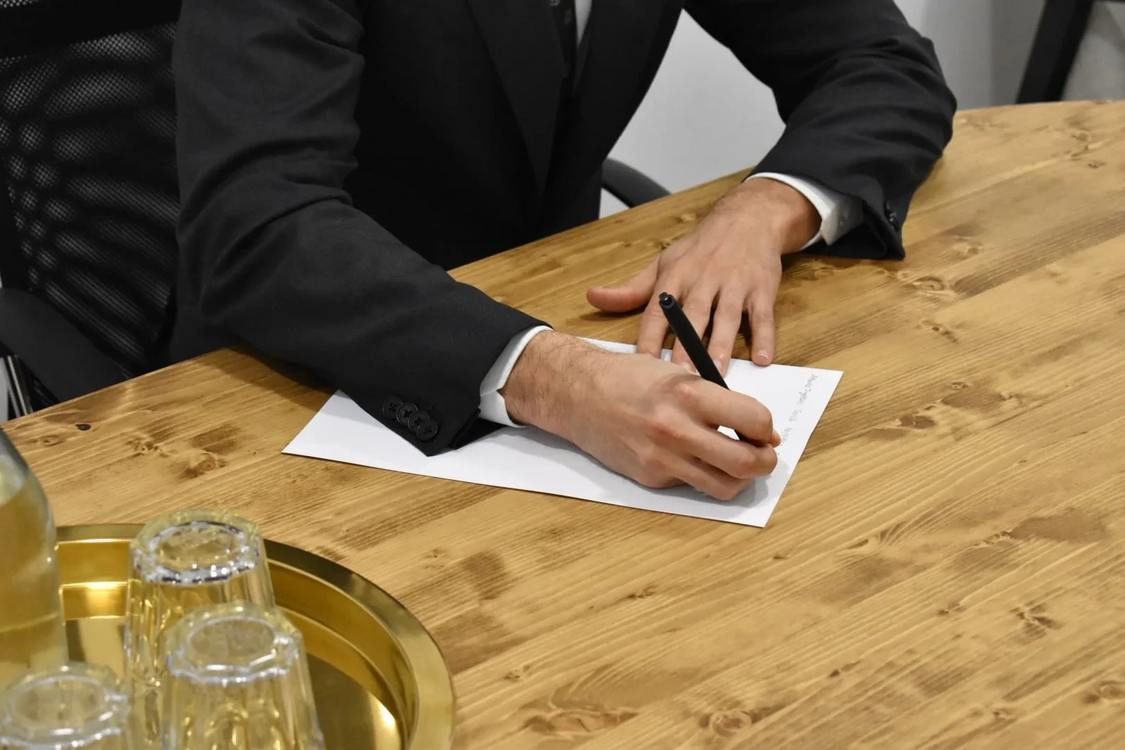 Abogado firmando documento legal de herencia en el despacho Escipion Abogados en Oviedo