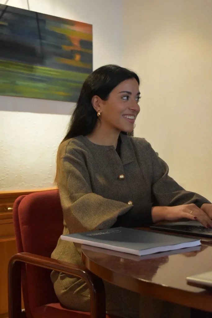 Abogada asesorando en el despacho Escipion Abogados en Oviedo