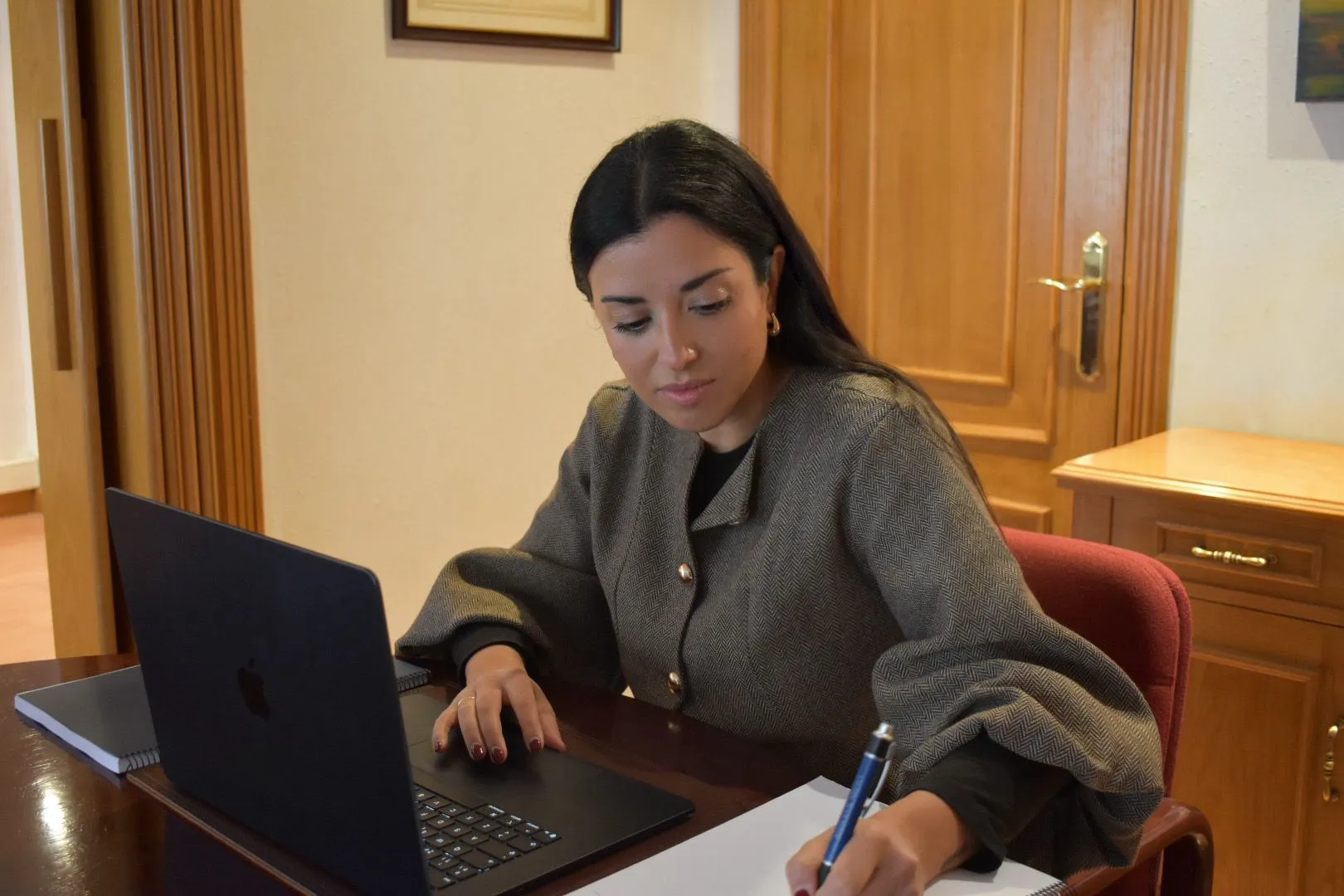 Abogada asesorando sobre herencias en el despacho Escipion Abogados en Oviedo